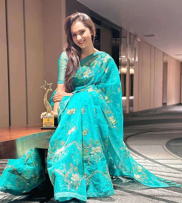 ফিরোজার শেডে জমকালো শাড়িতে পুরস্কার গ্রহণ করেছেন কেয়া