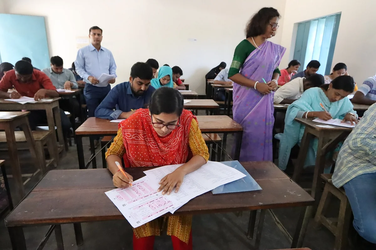অষ্টাদশ শিক্ষক নিবন্ধন স্কুল পর্যায়ের পরীক্ষায় অংশ নিয়েছেন পরীক্ষার্থীরা। সারদা সুন্দরী বালিকা উচ্চবিদ্যালয় কেন্দ্র, গোয়ালচামট, ফরিদপুর,ছবি: আলীমুজ্জামান