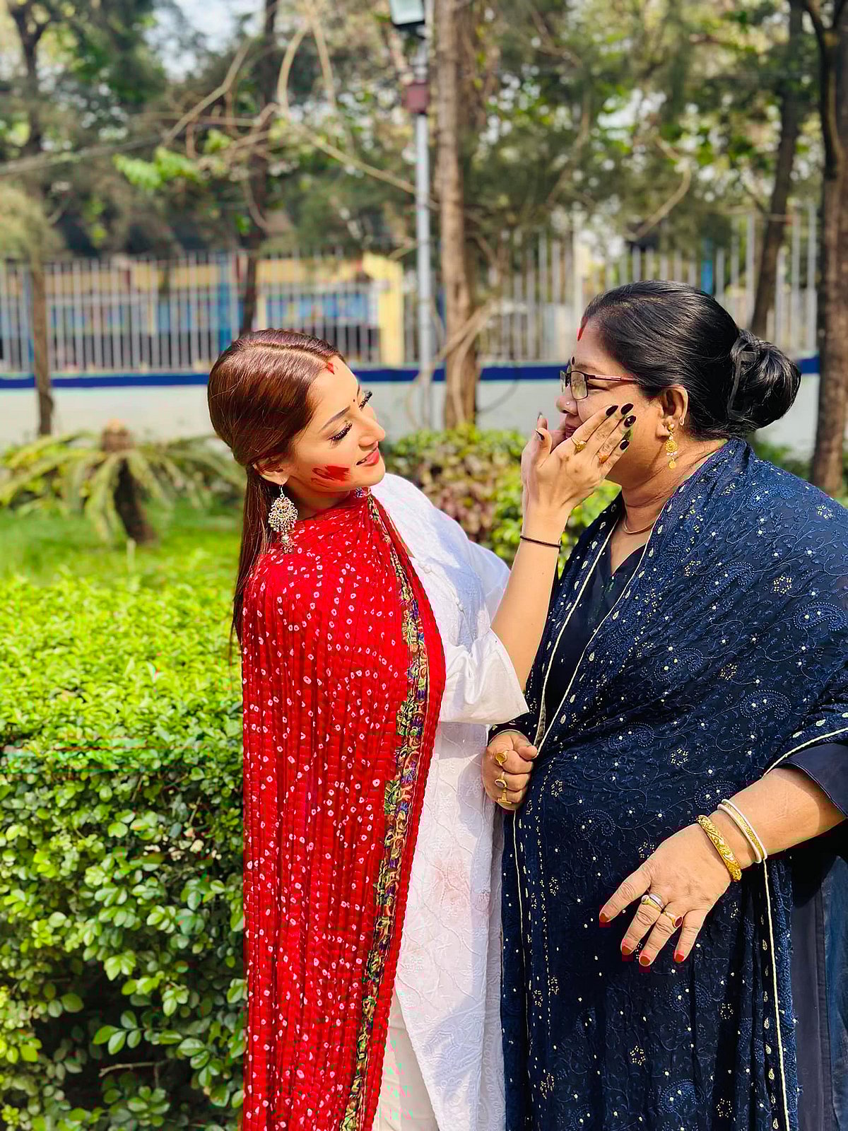 মায়ের সঙ্গে পূজা। ছবি: ফেসবুক