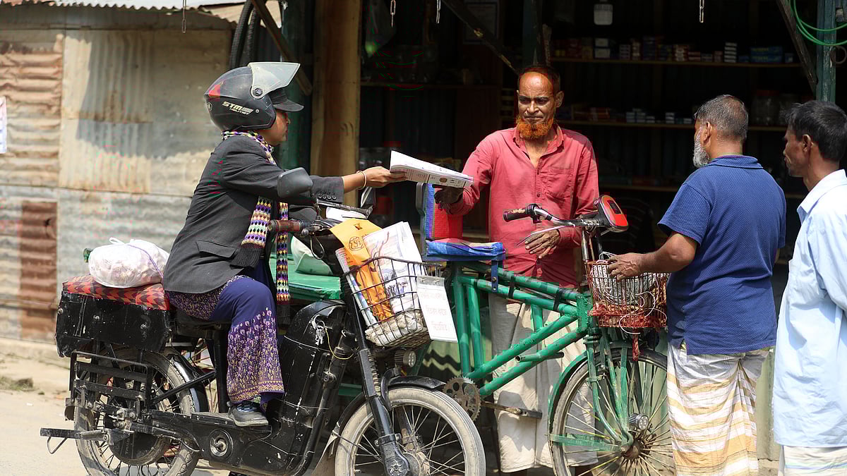 উপজেলা সদরের বিভিন্ন এলাকায় এভাবেই পত্রিকা বিলি করেন জান্নাতুল সরকার (চম্পা)।