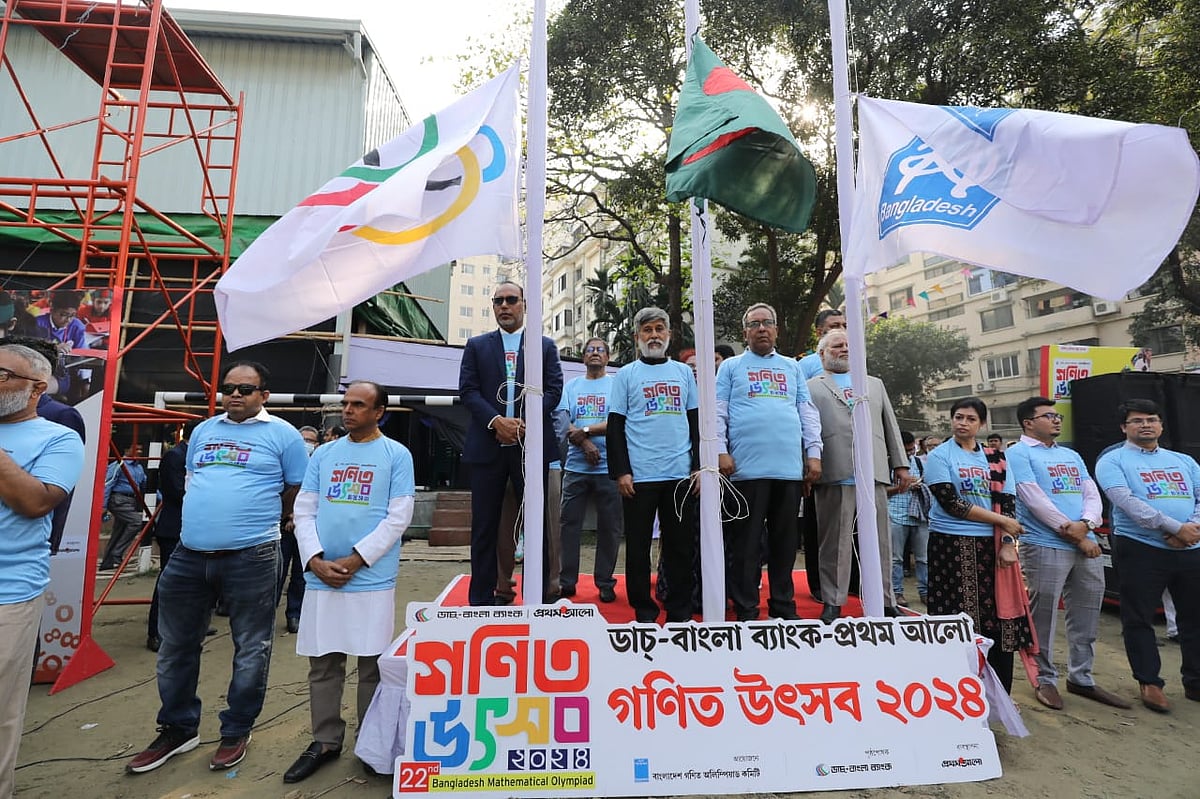 উদ্বোধনী পর্বে জাতীয় সংগীতের সঙ্গে জাতীয় পতাকা উত্তোলনের মধ্য দিয়ে শুরু হয় আয়োজন।