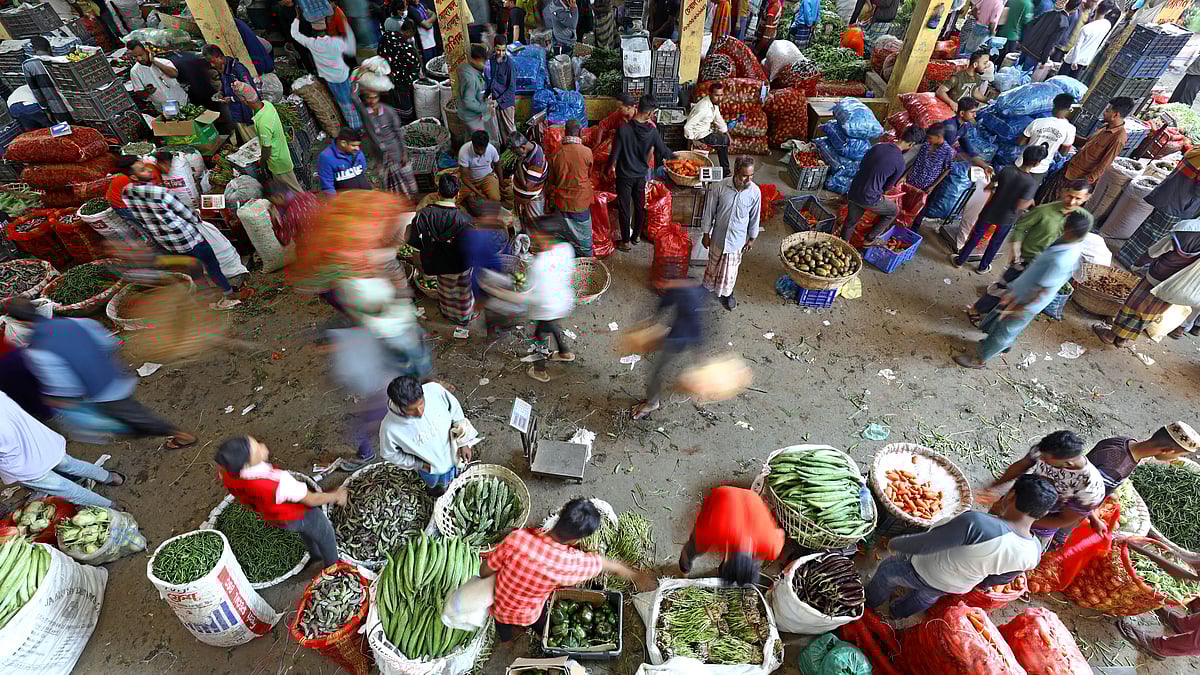 এই আড়তে সব ধরনের সবজি পাওয়া যায়। ক্রেতা-বিক্রেতাও তাই বেশি