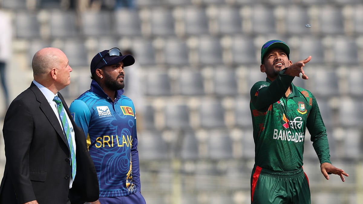 নিষেধাজ্ঞা থেকে এই ম্যাচ দিয়ে ফিরেছেন শ্রীলঙ্কা অধিনায়ক ওয়ানিন্দু হাসারাঙ্গা। বাংলাদেশ অধিনায়ক নাজমুল হোসেনের সঙ্গে তাঁর টস করার মুহূর্ত