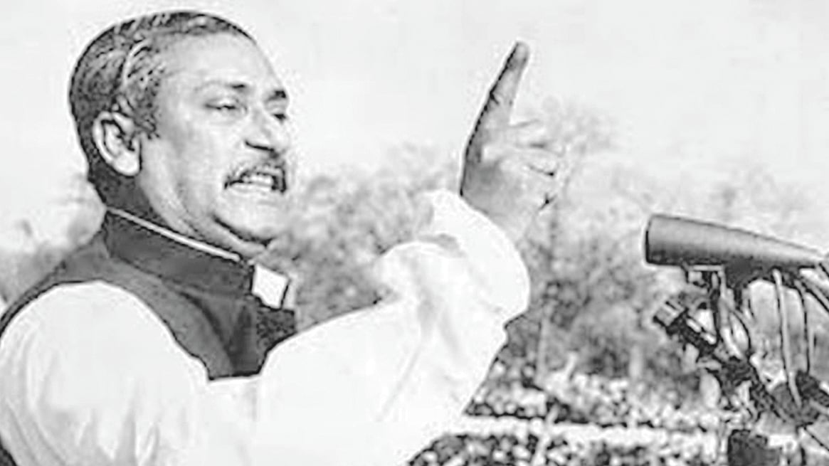 তৎকালীন রেসকোর্স ময়দানে ঐতিহাসিক ভাষণ দেন বঙ্গবন্ধু শেখ মুজিবুর রহমান