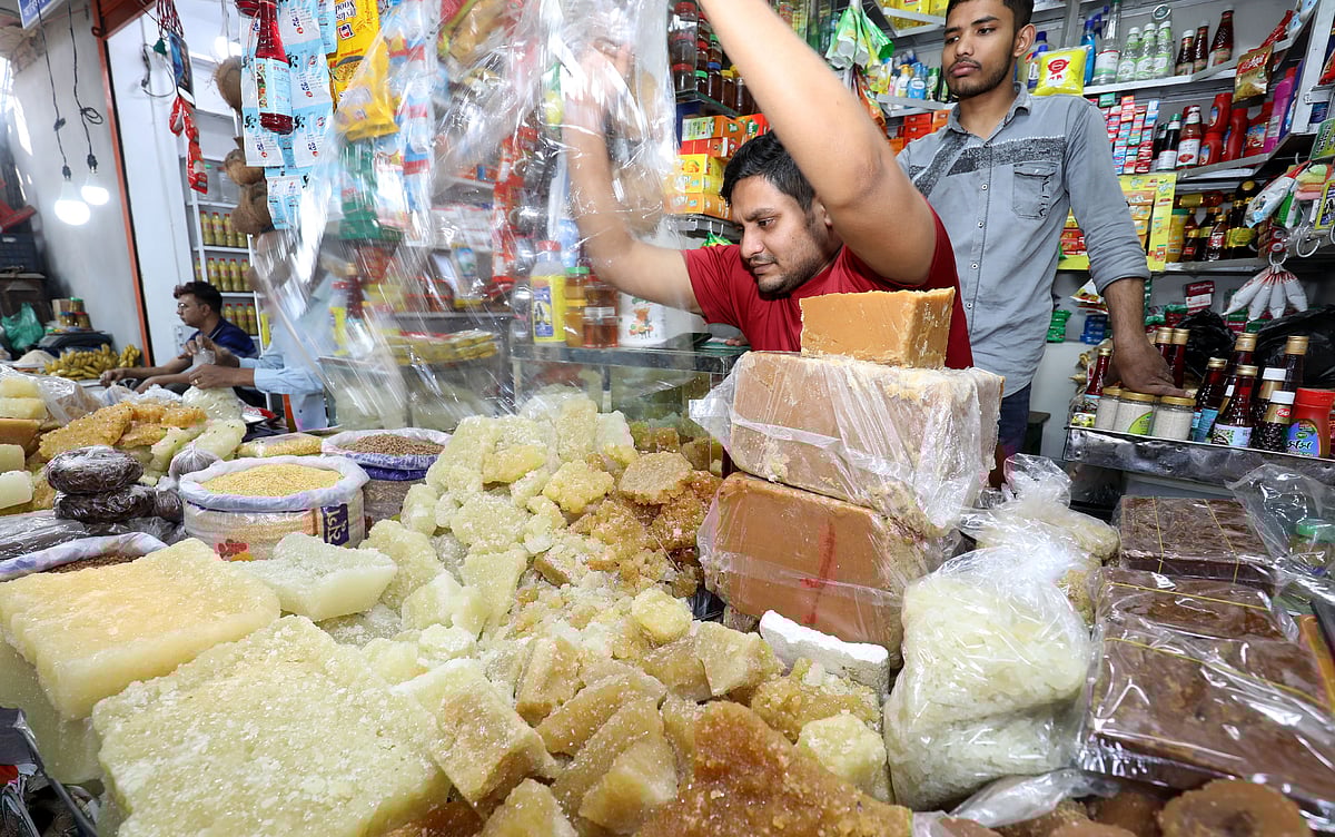ইফতারিতে গুড় বা মিছরির শরবত অনেকেই পছন্দ করেন। সেই গুড়-মিছরির দাম গত বছরের রমজানের তুলনায় এবার প্রায় দ্বিগুণ। প্রতি কেজি মিছরি ১৬০ থেকে ২০০ টাকায় বিক্রি হচ্ছে।