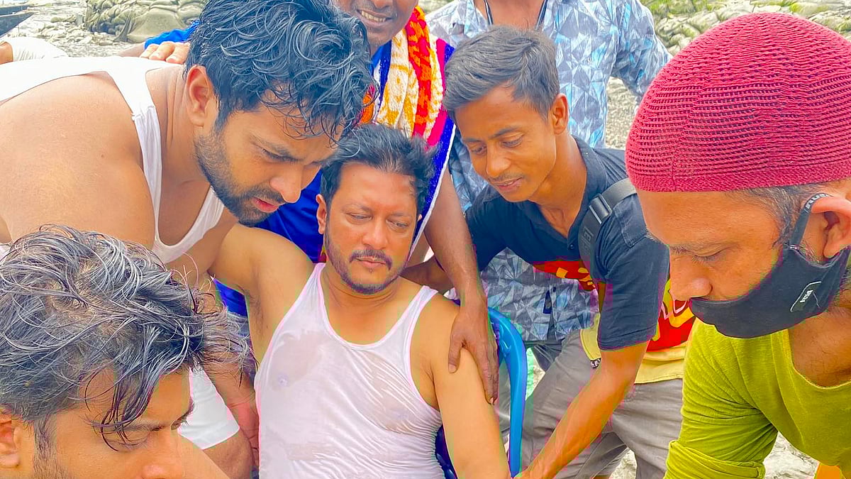আহত অবস্থায় ইমনকে তুলে আনা হচ্ছে। ছবি: সংগৃহীত