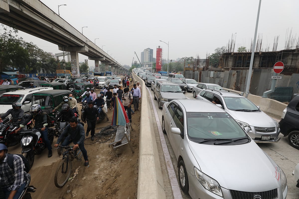 বাঁ দিকে কারওয়ানবাজার মোড় থেকে আসা গাড়ির চাপ বাড়ছে, ডান দিকে ঢাকা এলিভেটেড এক্সপ্রেসওয়েতে তৈরি হচ্ছে গাড়ির দীর্ঘ সারি। 