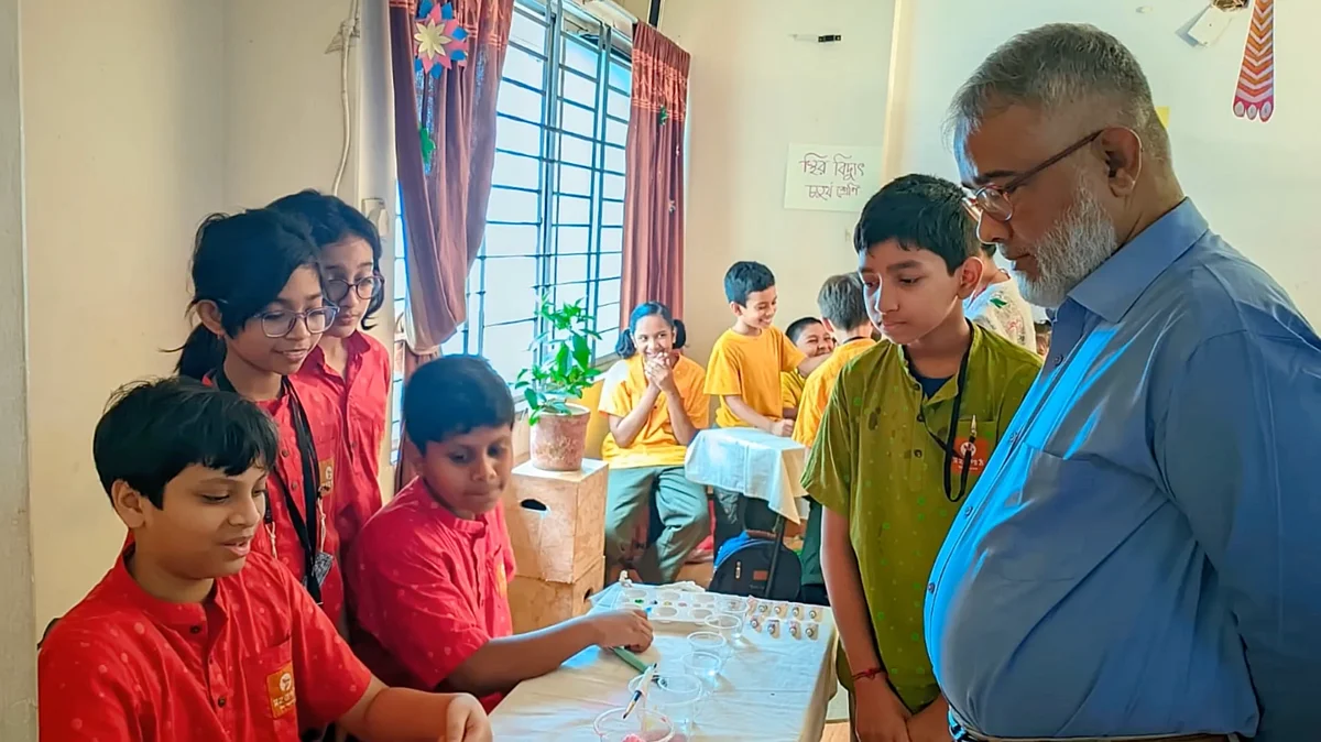 শিক্ষার্থীদের তৈরি বিজ্ঞান প্রদর্শনী দেখছেন মুনির হাসান