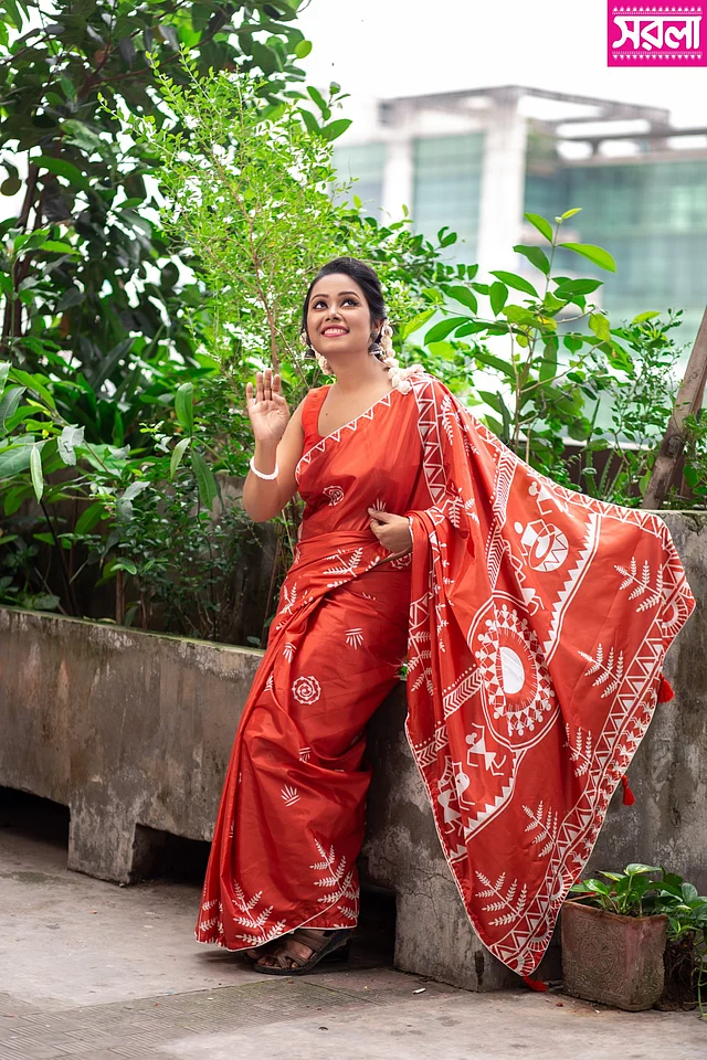 শাড়িটি বেশ হালকা পরতে। আঁচলের আঁকিবুকি নজর কাড়ছে বেশ। সঙ্গে ম্যাচিং স্লিভলেস ব্লাউজ ভালো লাগবে। 
