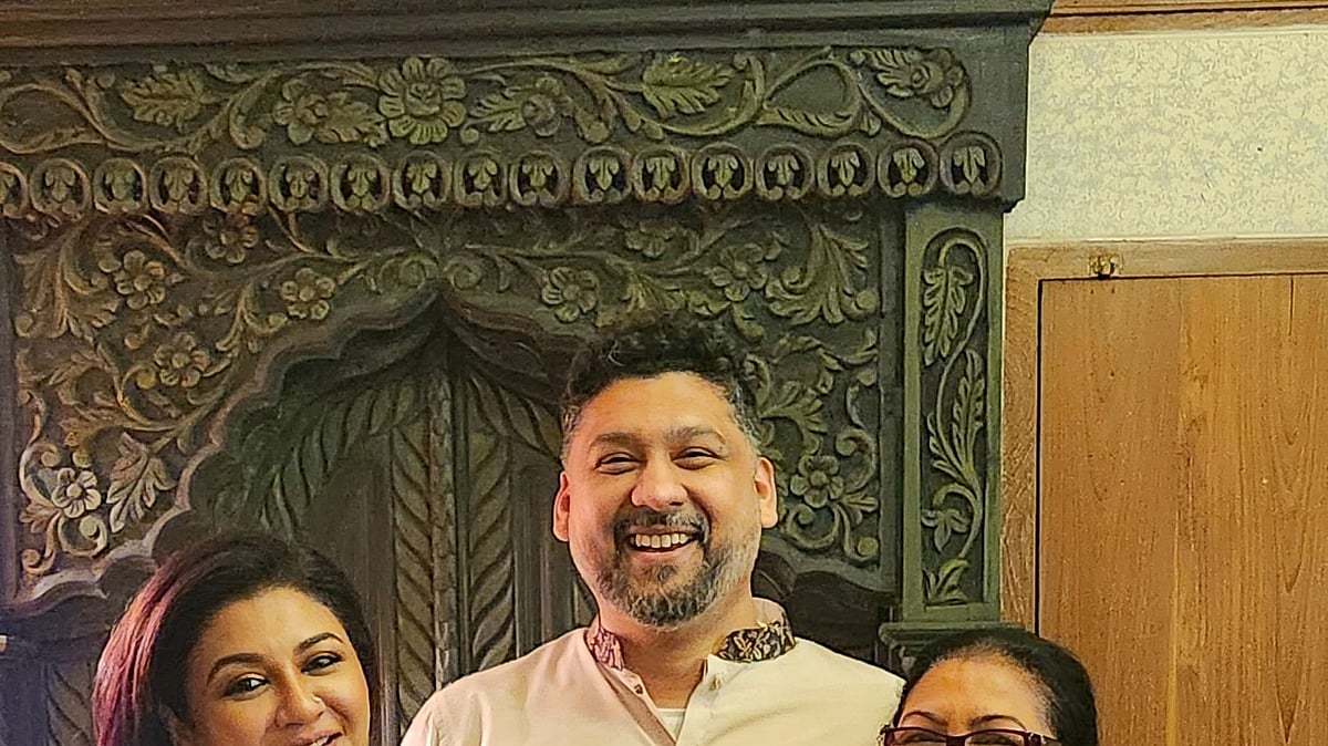 মা ও ভাইয়ের সঙ্গে জয়া আাহসান। ছবি: জয়ার সৌজন্যে