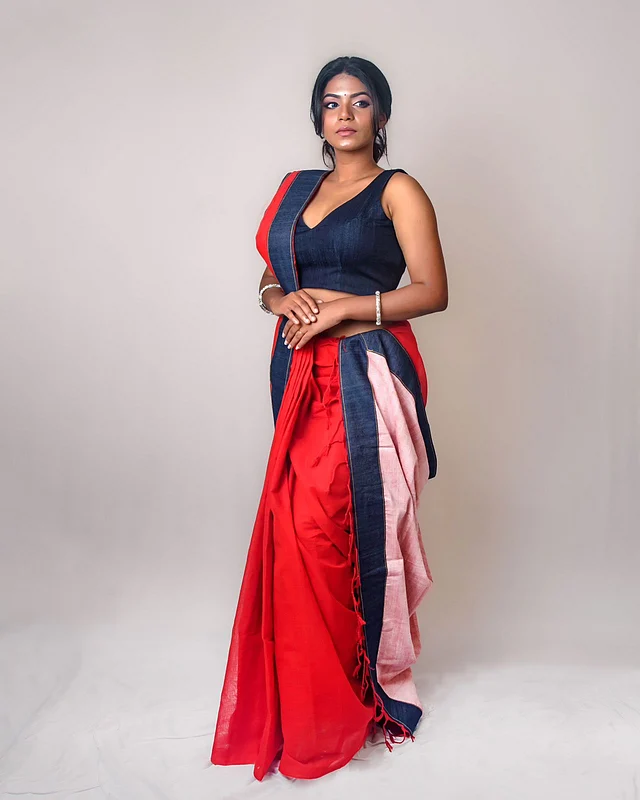 জেন জি প্রজন্মের ফ্যাশনিস্তারা শাড়ির ড্রেপিং নিয়ে নিরীক্ষা করতে ভালোবাসেন। সেদিক থেকে ডেনিম পাড়ের এই লাল শাড়িটি একদম পার্ফেক্ট। আঁচলটি সাদা। 