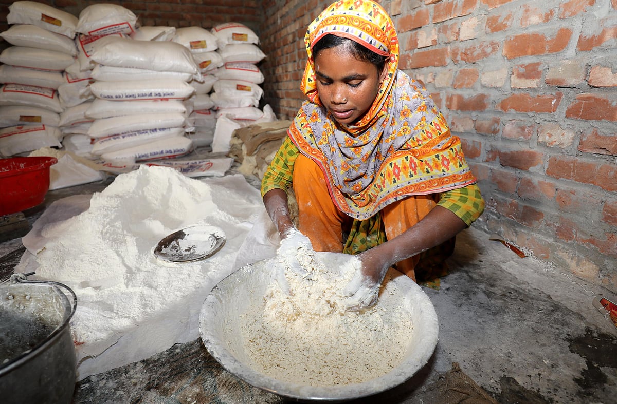 চিকন সেমাই তৈরির জন্য ময়দার খামির প্রস্তুত করছেন বিলকিস বেগম। 