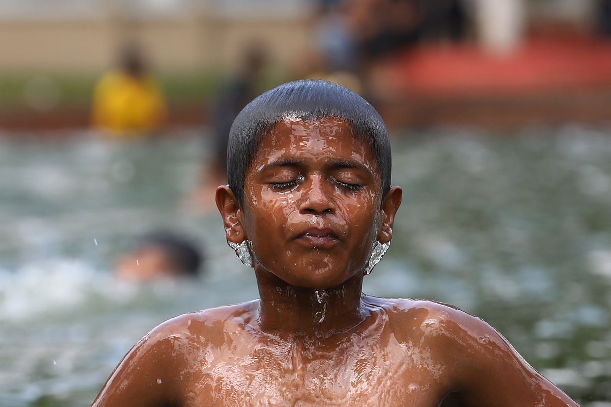 পুকুরের পানিতে নেমে স্বস্তি। 