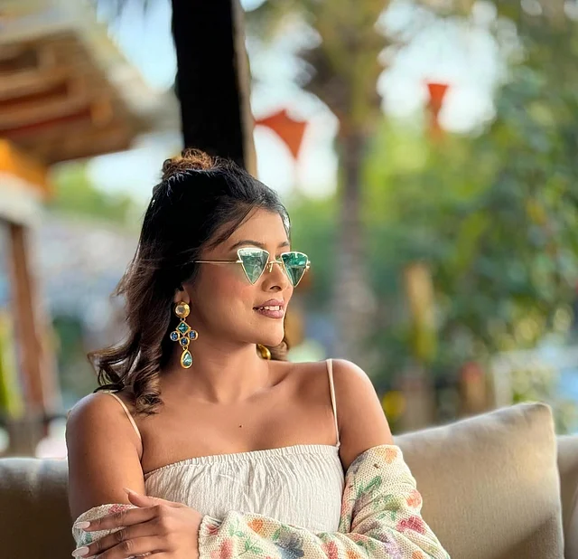 ট্রেন্ডে এখন জোরকদমে চলছে টয়ার পরা এ স্টাইলিশ রেট্রো ট্রায়াঙ্গেল সানগ্লাস।