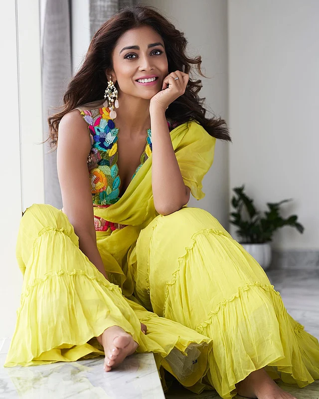 ফুলেল কাজের বর্ণিল টপ আর হলুদ স্কার্টের সঙ্গে একই ফেব্রিকের ড্রেপে সুন্দর এই অভিনেত্রী