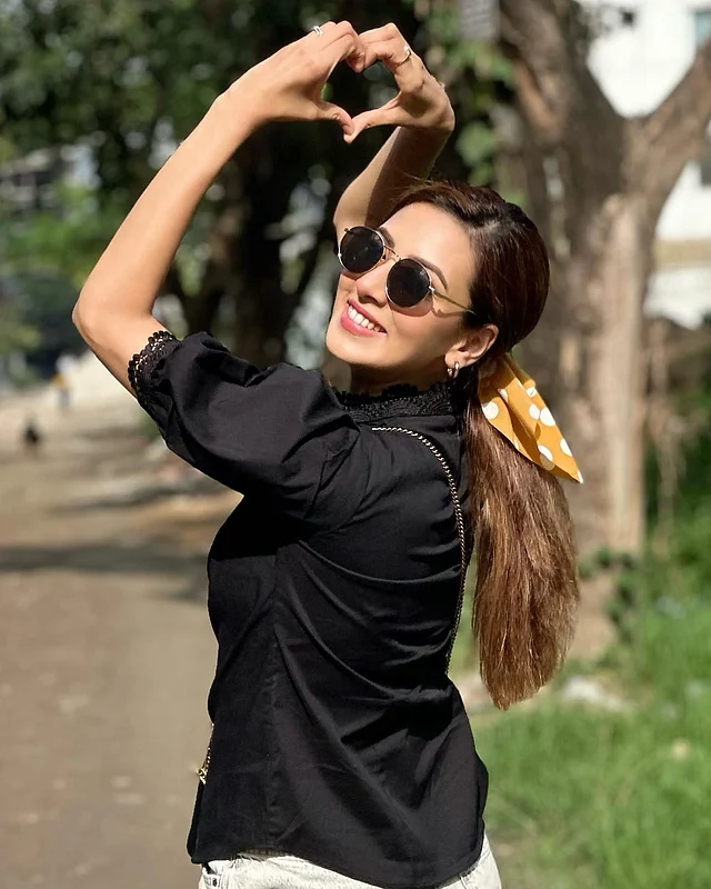 গোল পোলারাইজ সানগ্লাসে মিম। 