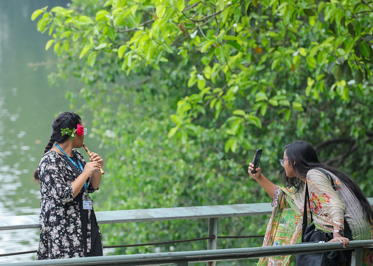 ফুলের মোটিফের হালকা রঙের আরামদায়ক পোশাক পরে ধানমন্ডি লেকে ছবি তোলায় ব্যস্ত দুই বন্ধু। 