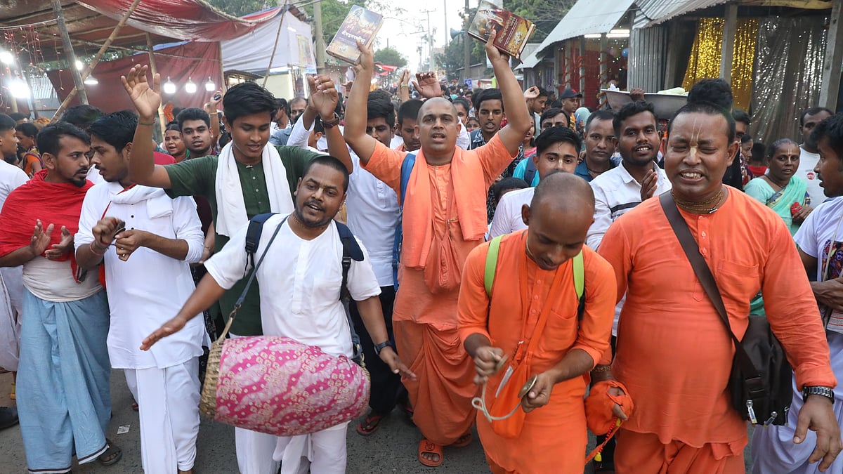 কীর্তন করে ঘাটে ঘাটে ঘুরছেন ভক্তরা 