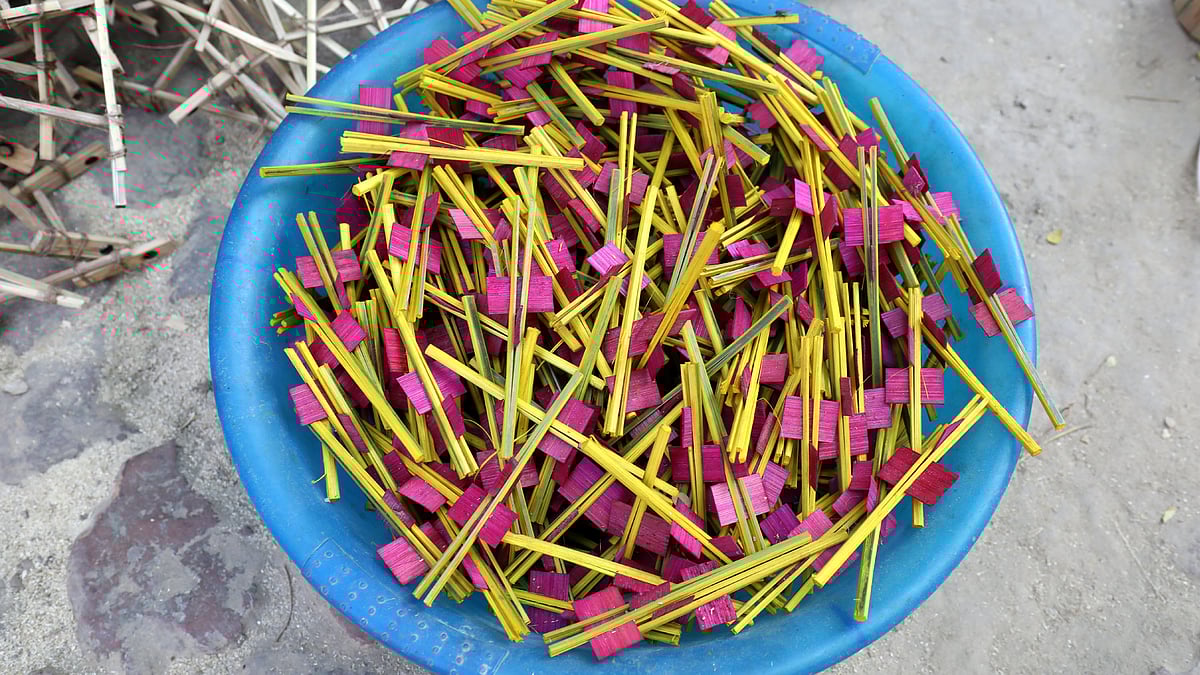 বাঁশের রং লাগানো কাঠি রোদে শুকাতে দেওয়া হয়েছে।