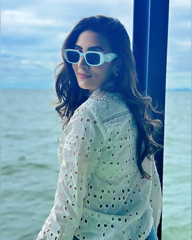 প্রাদার সাদা-রিম রেট্রো সানগ্লাসের সঙ্গে চিকনকারি শার্টে ফুরফুরে মেজাজে সমুদ্রবিলাস করছেন জনপ্রিয় তারকা অভিনেত্রী বিদ্যা সিনহা মিম।