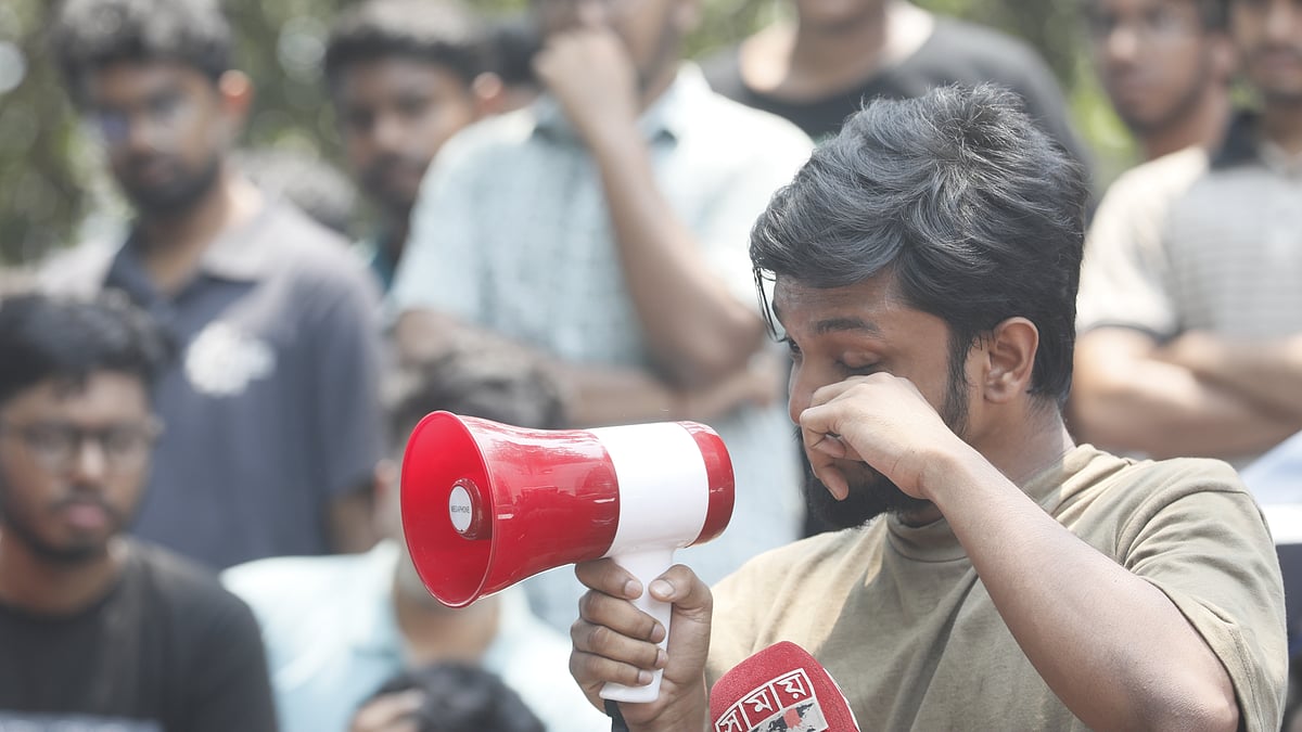 দুর্ঘটনায় সহপাঠীর মৃত্যুর ঘটনার বর্ণনা দিতে গিয়ে কান্নায় ভেঙে পড়েন এক শিক্ষার্থী।