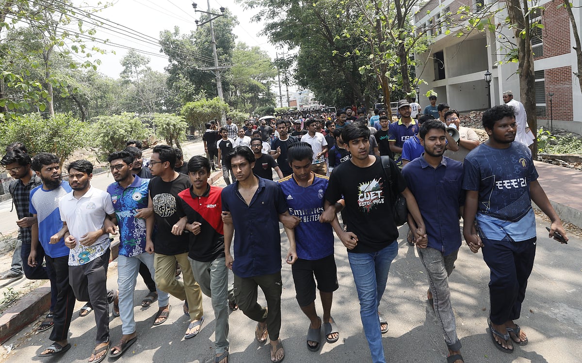 দুই সহপাঠী নিহতের প্রতিবাদে সারা দিন আন্দোলন করেন শিক্ষার্থীরা। 