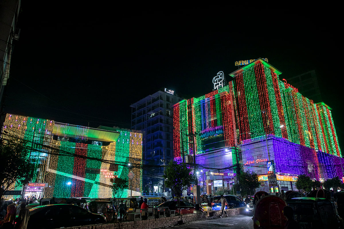 প্রবর্তক এলাকায় পাশাপাশি দুটি মার্কেটে করা হয়েছে জমকালো আলোকসজ্জা।