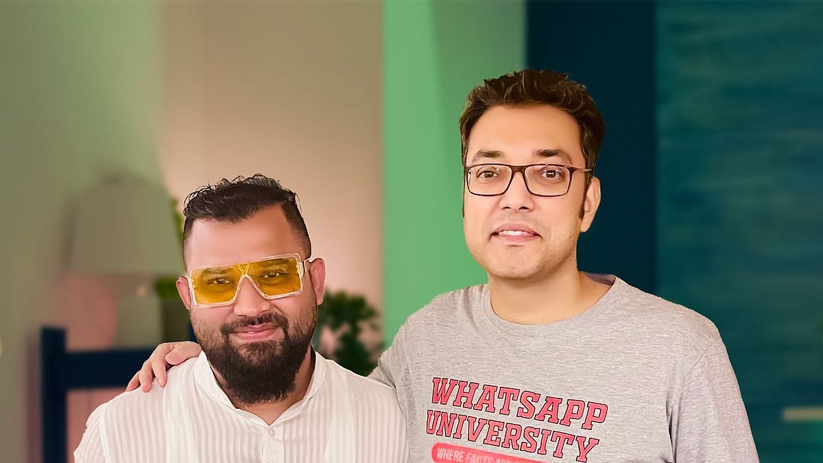 পরিচালক মোহন আহমেদ ও অনুপম রায়। ছবি: পরিচালকের সৌজন্যে