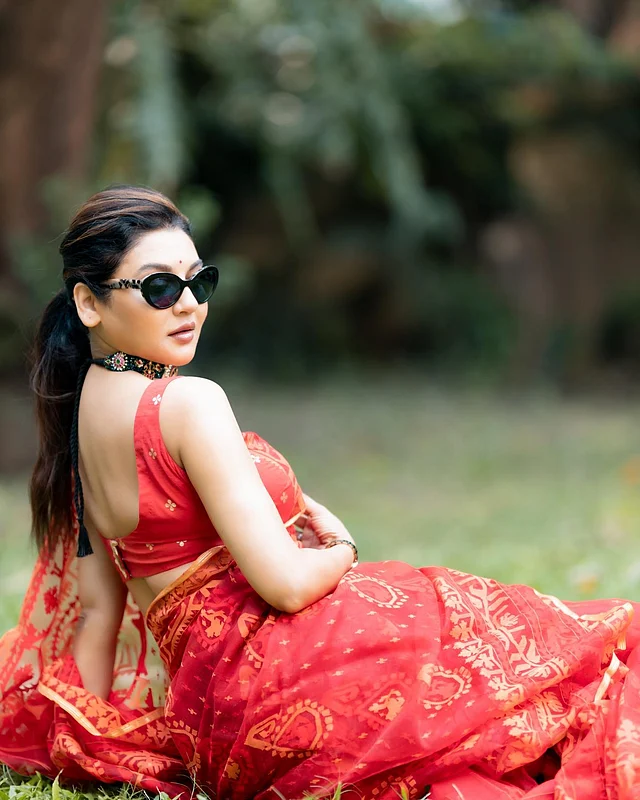 শাড়ির সঙ্গে জয়া বেছে নিয়েছেন তাঁর প্রিয় ওভাল শেপের ব্ল্যাক সানগ্লাস।