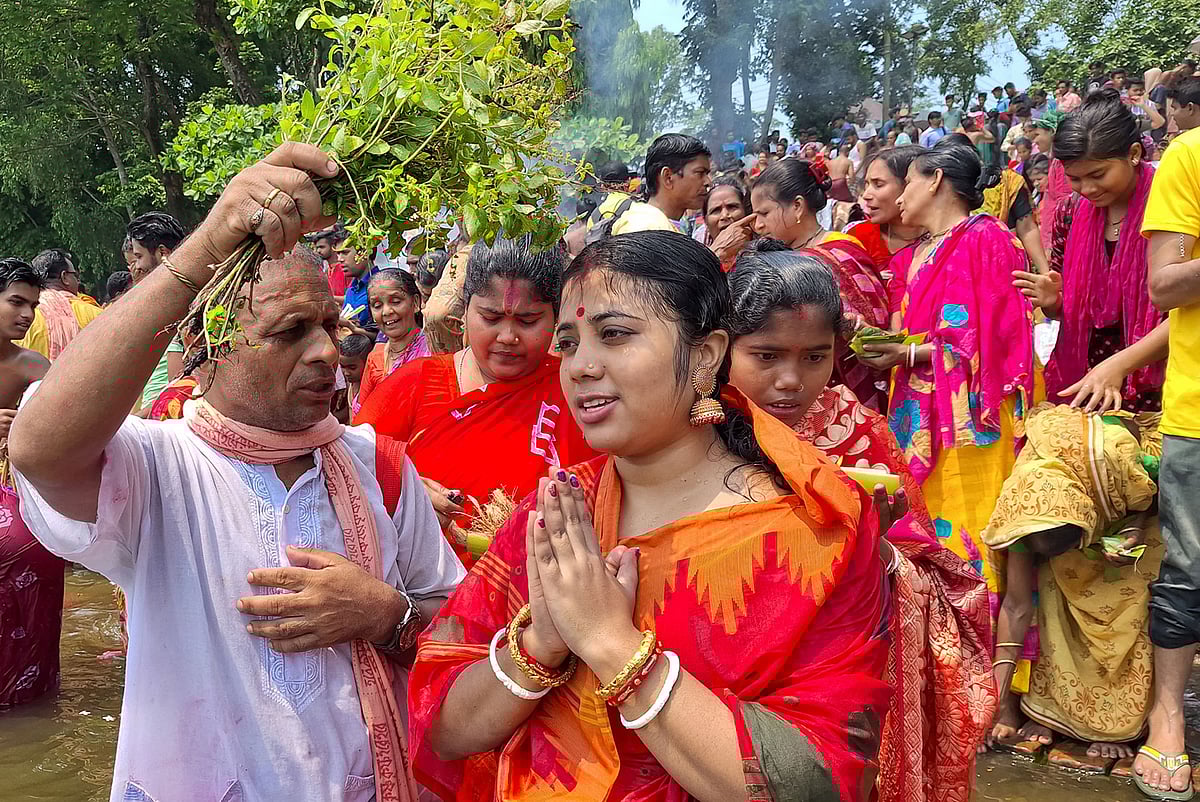 ব্রাহ্মণের কাছ থেকে শুনে শুনে মন্ত্র পাঠ করছেন এক পুণ্যার্থী