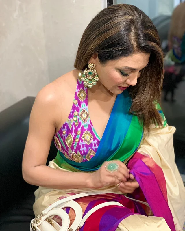 পার্টি লুকেও সামারের আমেজ পাওয়া যাচ্ছে জয়া আহসানের বর্ণিল  হলটারনকে স্লিভলেস ব্লাউজ আর ডুরে শাড়িতে
