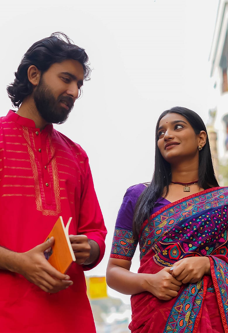 যে ৫ লক্ষণ দেখে বুঝবেন কেউ আপনাকে গোপনে ভালোবাসে