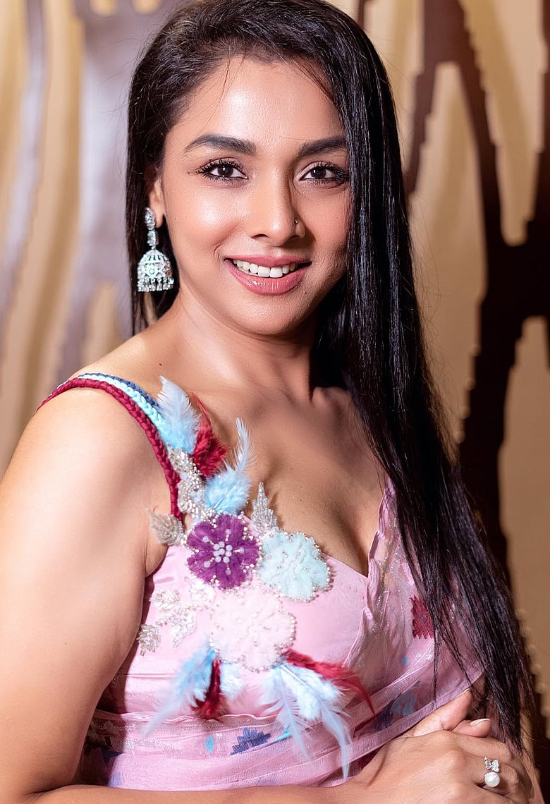 স্টেটমেন্ট ব্লাউজে রুনা খানের আকর্ষণীয়  লুক