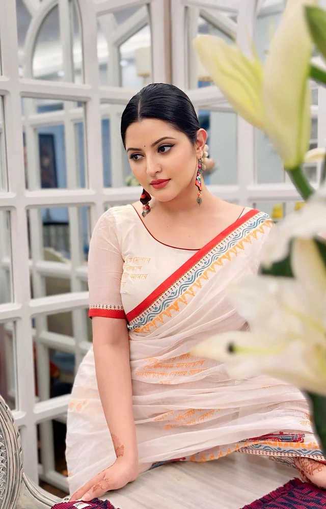 সামার ফ্যাশনে পরীমনি নিজেকে সাজিয়েছেন সাদা শাড়ির মোহনীয় সাজে