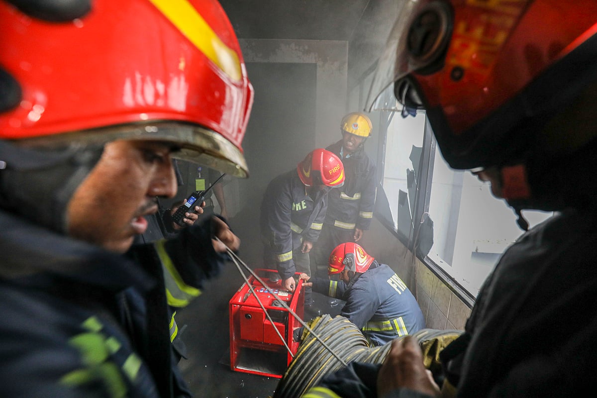 অগ্নিকাণ্ডের খবর পেয়ে ফায়ার সার্ভিসের পাঁচটি ইউনিট ঘটনাস্থলে যায়।