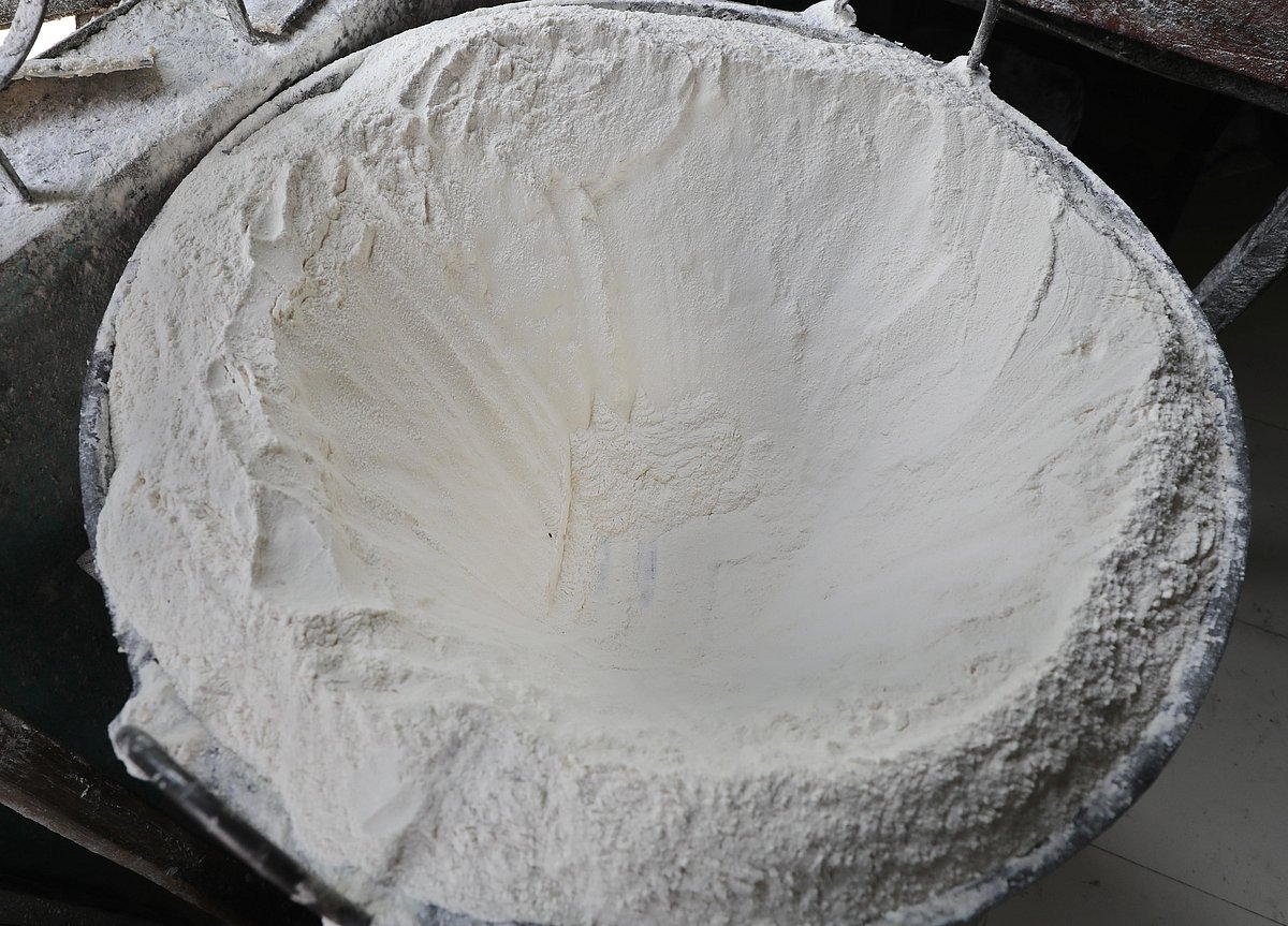 ময়দা ভালোভাবে চালনি দিয়ে পরিষ্কার করে রাখা হচ্ছে কড়াইয়ে।