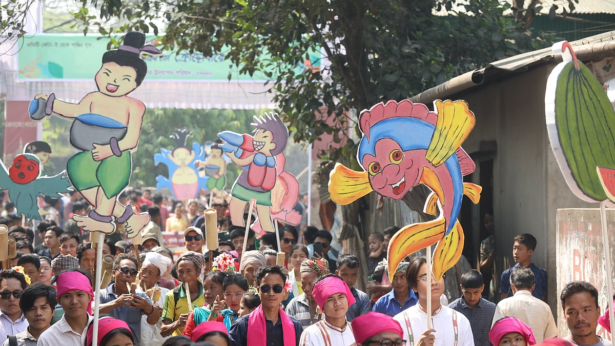 মঙ্গল শোভাযাত্রায় বিভিন্ন সম্প্রদায়ের মানুষেরা।