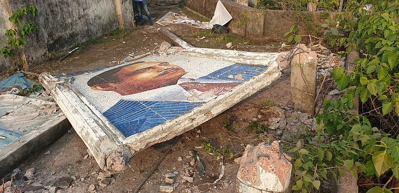 নারায়ণগঞ্জ শহরের চাষাঢ়ায় শহীদ জিয়া হল (টাউন হল) প্রাঙ্গণে থাকা জিয়াউর রহমানের ম্যুরালটি রাতের আঁধারে ভেঙে ফেলে রাখে দুর্বৃত্তরা