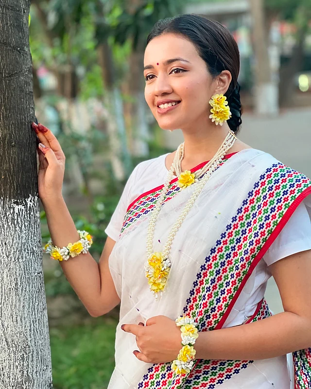 ফুলের গয়না আর বর্নিল পাড়ের সাদা শাড়িতে চোখ জুড়ানো সামার ফ্যাশন লুক উপহার দিয়েছেন আইশা খান