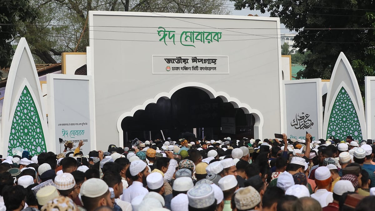 পবিত্র ঈদুল ফিতরের নামাজ আদায়ের জন্য জাতীয় ঈদগাহে প্রবেশ করেন মুসল্লিরা।