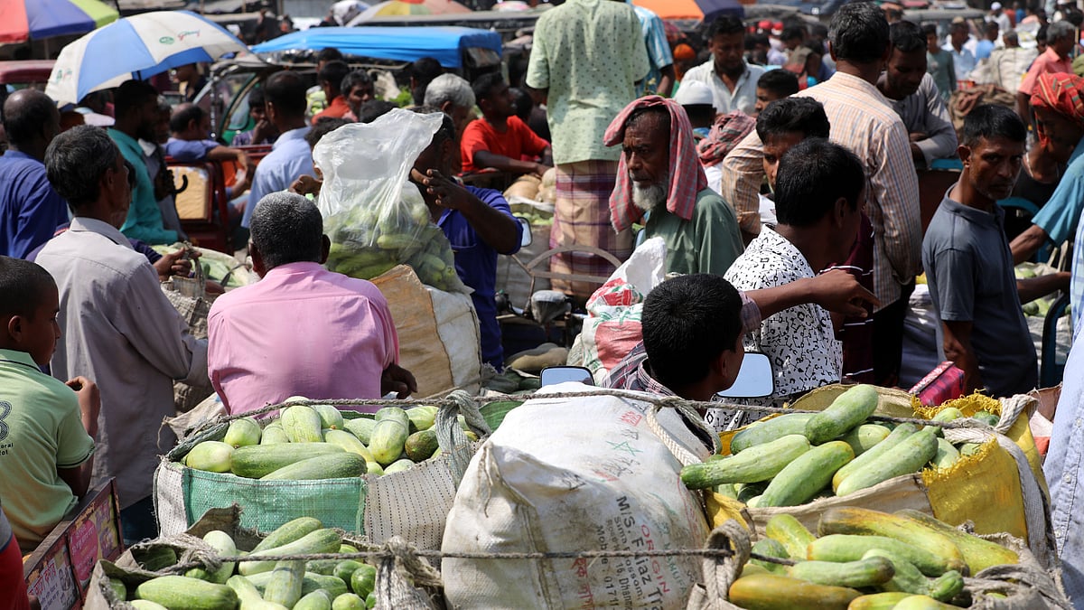 মোকামে শসা নিয়ে ক্রেতার অপেক্ষায় বিক্রেতারা।
