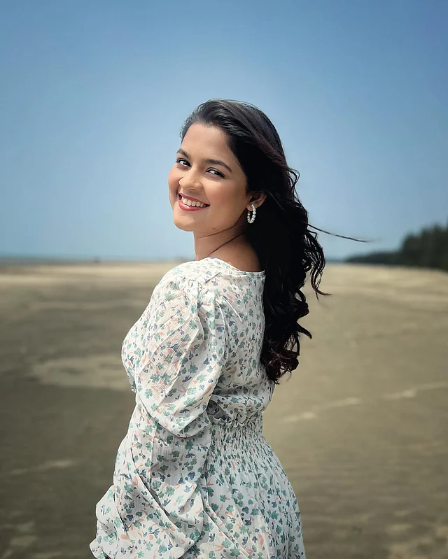 সাদিয়া আয়মানের সাদা ড্রেসে গ্রীষ্মের লুক
