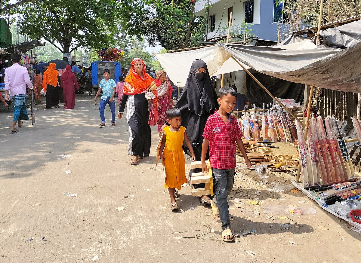 বউমেলায় আসছেন লোকজন।