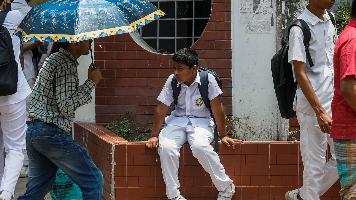 ক্লান্ত হয়ে বসে আছে এক শিক্ষার্থী