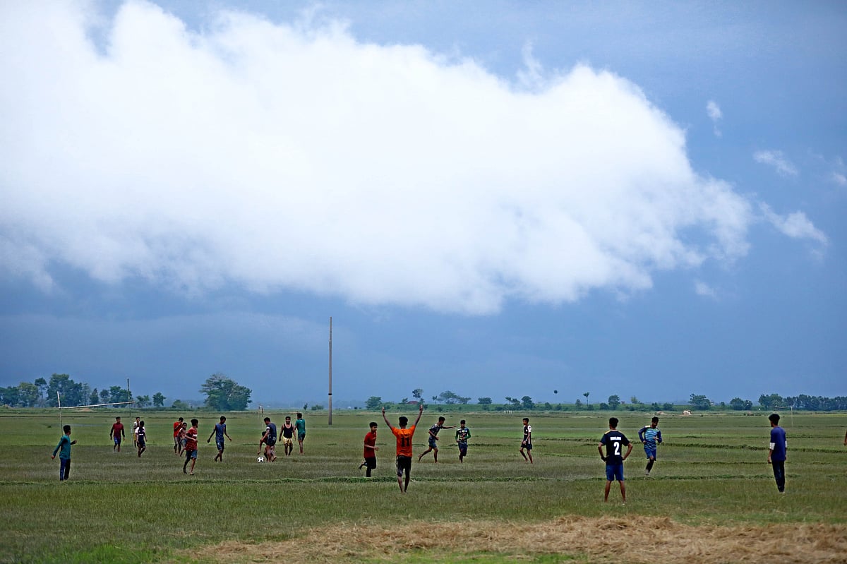 আকাশে সাদা মেঘের ভেলা। মাঠে চলছে ফুটবল খেলা। 