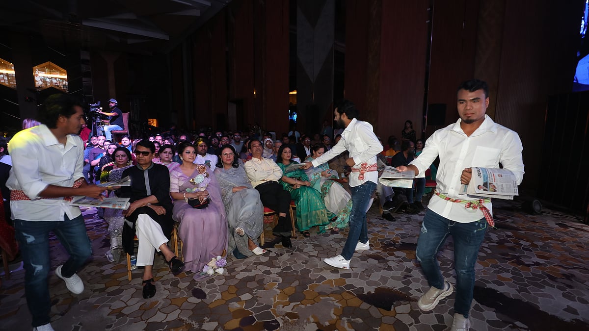 দর্শকসারিতে হকারের বেশে পত্রিকা বিলি করে মঞ্চে প্রবেশ করছেন নৃত্যশিল্পীরা।