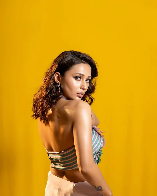 টিউব টপে আবেদনময়ী মিমি চক্রবর্তী