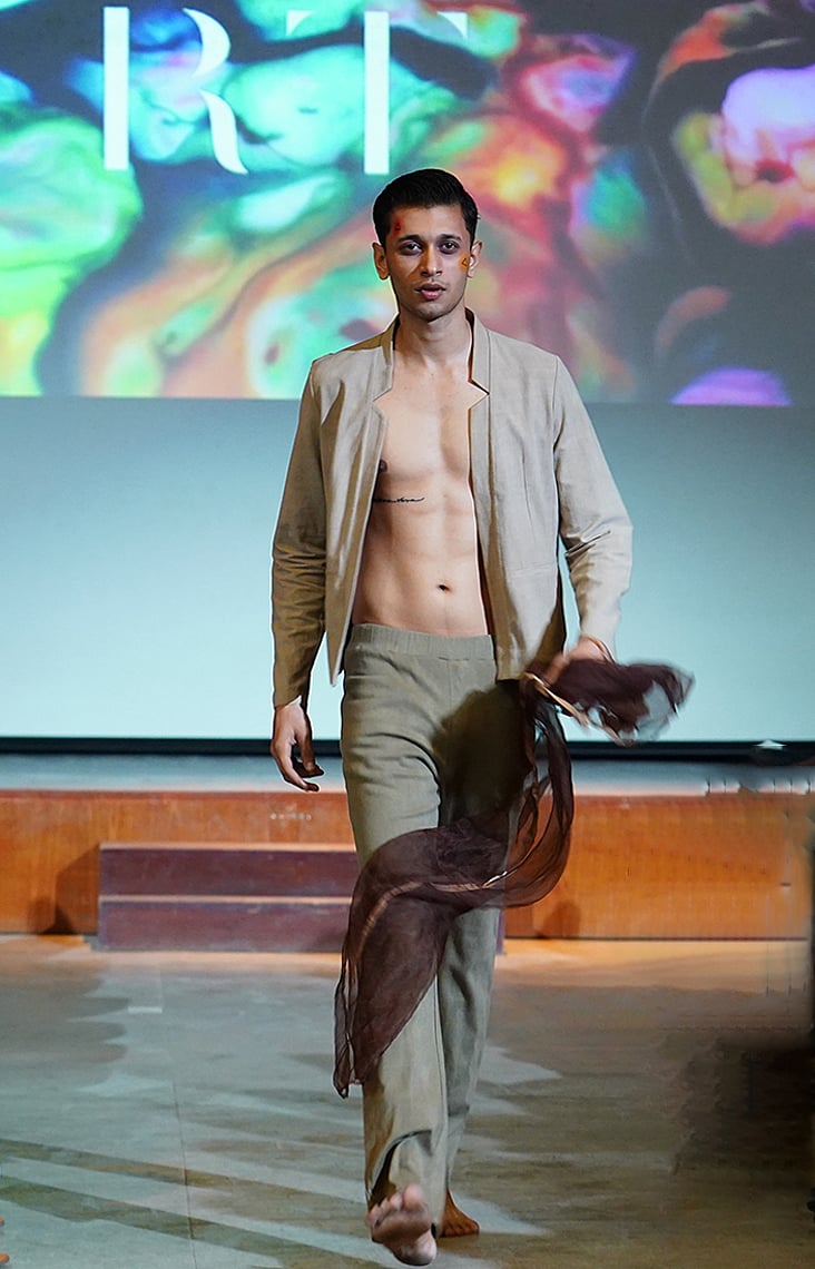 রেফায়া তুরশিনের পরিবেশবান্ধব পোশাকের নান্দনিক উপস্থাপনা