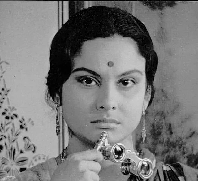 একাকিনী চারুলতার ভূমিকায় মাধবী মুখার্জীকে দেখা যায় পরিপাটি সাজ আর ছিমছাম শাড়ির লুকে।হাতে থাকে দূরবীন বা বই। 
