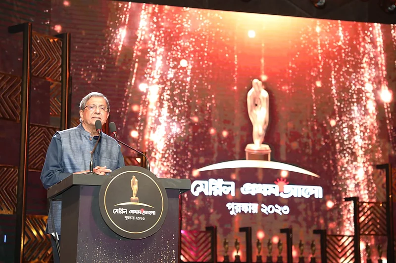 বক্তব্য দিচ্ছেন মতিউর রহমান